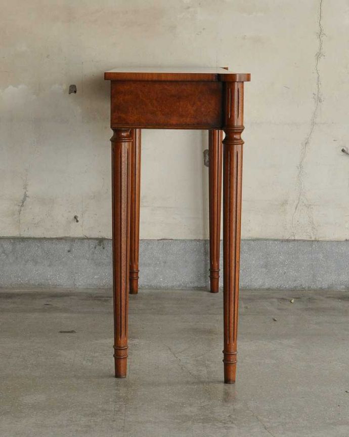 アンティークのテーブル　アンティーク家具　英国のアンティーク家具、デスクにもなる引き出し付きの美しいコンソールテーブル。サイドから見ても雰囲気があります。(q-1056-f)