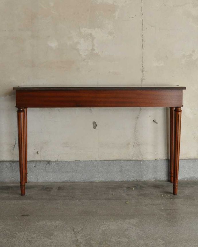 アンティークのテーブル　アンティーク家具　英国のアンティーク家具、デスクにもなる引き出し付きの美しいコンソールテーブル。アンティークは新品ではないので、もちろん経年変化によるキズはありますが、専門の職人が目立たないようキレイにお直しをしているので、後姿までキレイです。(q-1056-f)