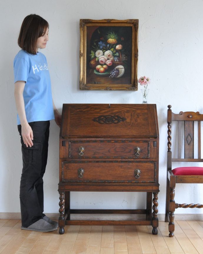 ビューロー　アンティーク家具　英国輸入のアンティーク家具、ツイスト脚がお洒落なライティングビューロー（デスク） 。外国製のビューローは装飾があちこちにあるので、絵になるアイテム。(q-1060-f)