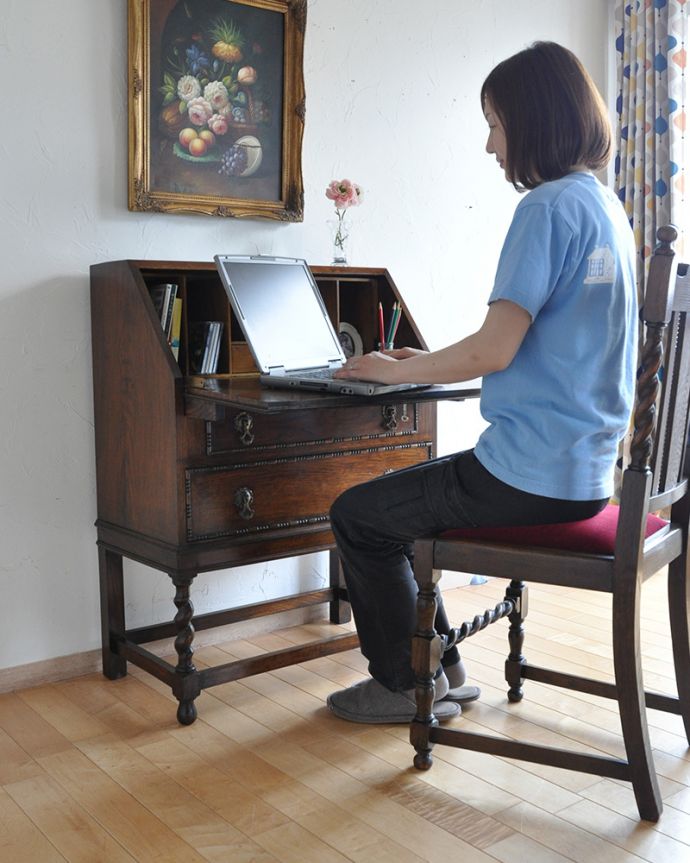 ビューロー　アンティーク家具　英国輸入のアンティーク家具、ツイスト脚がお洒落なライティングビューロー（デスク） 。脚の先まで装飾が美しいデザインです。(q-1060-f)