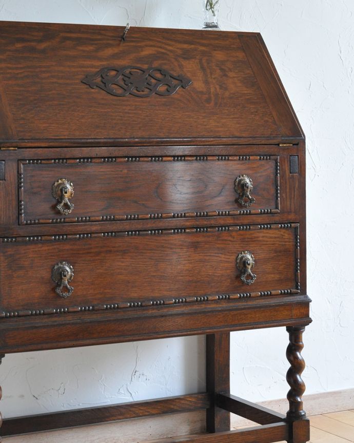 ビューロー　アンティーク家具　英国輸入のアンティーク家具、ツイスト脚がお洒落なライティングビューロー（デスク） 。とっても美しい木目です。(q-1060-f)