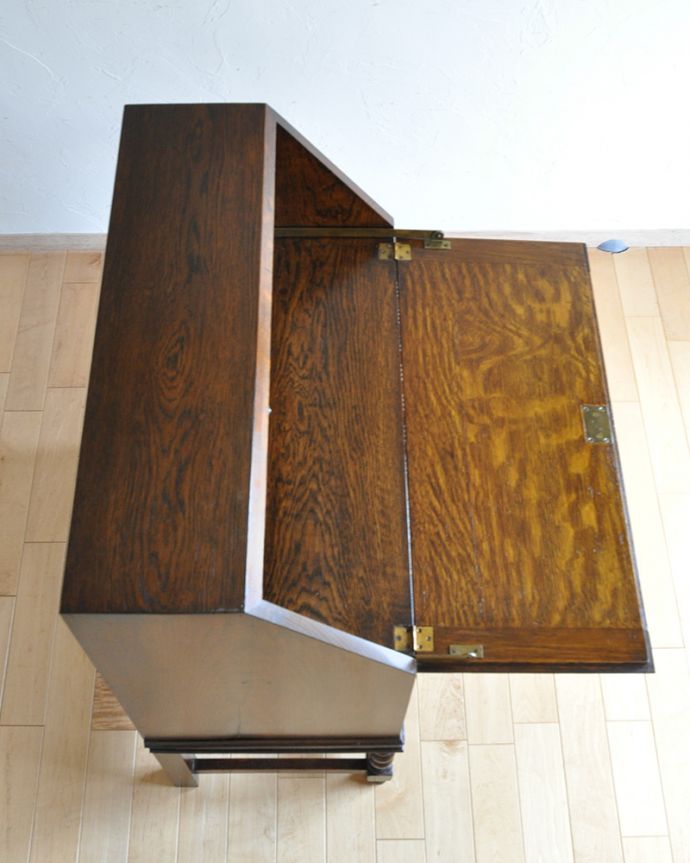 ビューロー　アンティーク家具　英国輸入のアンティーク家具、ツイスト脚がお洒落なライティングビューロー（デスク） 。上から見ると、天板はこんな感じ。(q-1060-f)