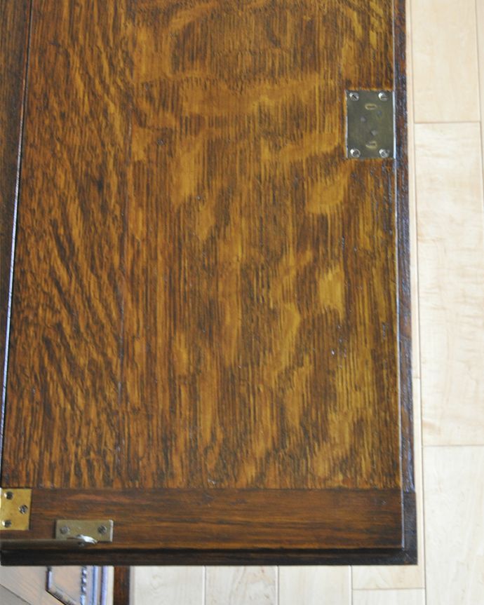 ビューロー　アンティーク家具　英国輸入のアンティーク家具、ツイスト脚がお洒落なライティングビューロー（デスク） 。この通り天板は広々しているので、パソコンデスクとしても活躍してくれます。(q-1060-f)