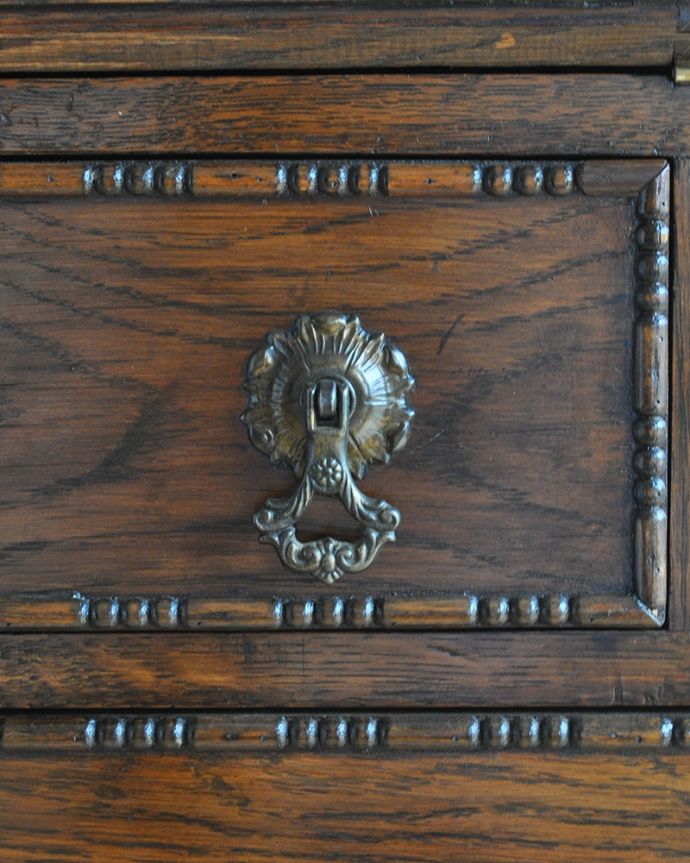 ビューロー　アンティーク家具　英国輸入のアンティーク家具、ツイスト脚がお洒落なライティングビューロー（デスク） 。凝っていて高級感があるオシャレな取っ手です。(q-1060-f)