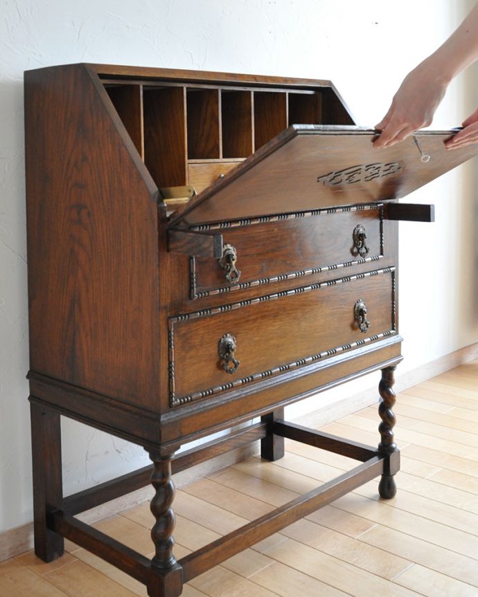 ビューロー　アンティーク家具　英国輸入のアンティーク家具、ツイスト脚がお洒落なライティングビューロー（デスク） 。ビューローの支えであるバーは、両サイドに付いています。(q-1060-f)