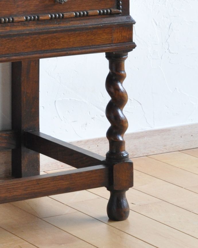 ビューロー　アンティーク家具　英国輸入のアンティーク家具、ツイスト脚がお洒落なライティングビューロー（デスク） 。安定感のある脚がしっかり支えます。(q-1060-f)