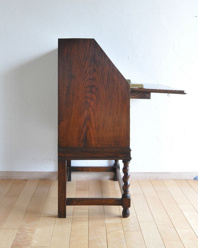 ビューロー　アンティーク家具　英国輸入のアンティーク家具、ツイスト脚がお洒落なライティングビューロー（デスク） 。サイドが見えても良いように作られた高級感を感じさせるデザインです。(q-1060-f)