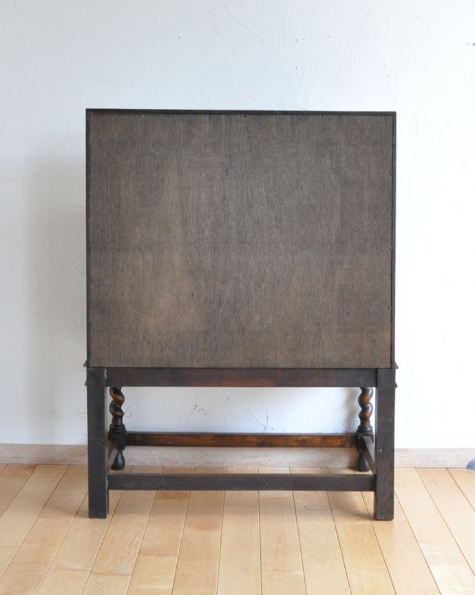 ビューロー　アンティーク家具　英国輸入のアンティーク家具、ツイスト脚がお洒落なライティングビューロー（デスク） 。アンティークは新品ではないので、もちろん経年変化によるキズはありますが、専門の職人が目立たないようキレイにお直しをしていますのでご安心ください。(q-1060-f)