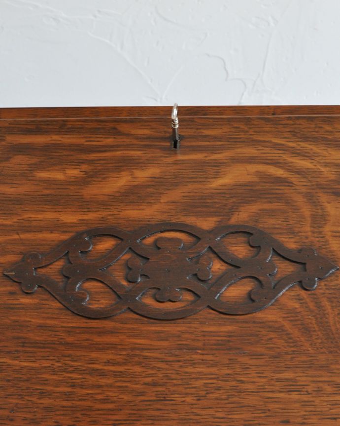 ビューロー　アンティーク家具　英国輸入のアンティーク家具、ツイスト脚がお洒落なライティングビューロー（デスク） 。。(q-1060-f)