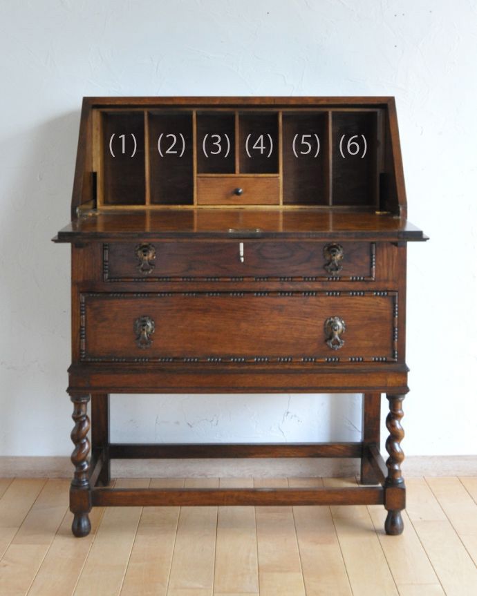 ビューロー　アンティーク家具　英国輸入のアンティーク家具、ツイスト脚がお洒落なライティングビューロー（デスク） 。棚に化粧品を片付ければ、奥様のドレッサー代わりにもなりますよ。(q-1060-f)