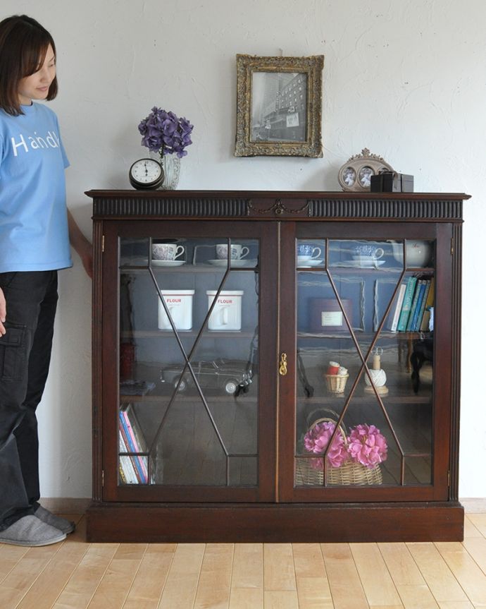 アンティークのキャビネット　アンティーク家具　シノワズリデザインのアンティーク家具、英国輸入のブックケース（本棚）。本棚としてはもちろん、グラスや食器を並べて飾り棚としても素敵ですよ。(q-1061-f)