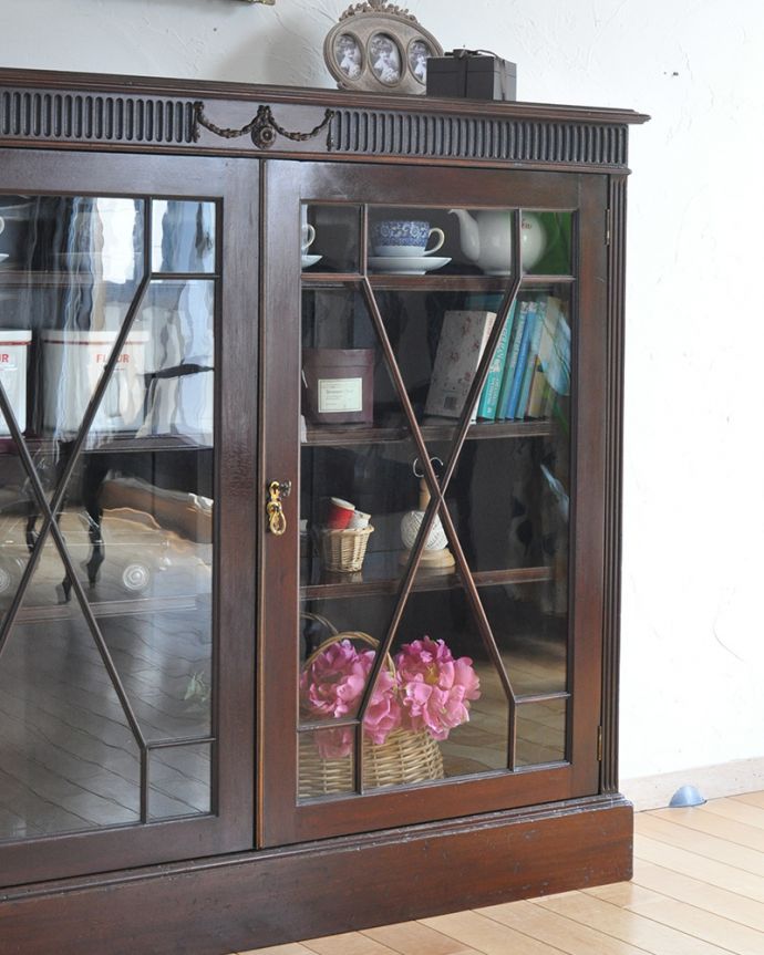 アンティークのキャビネット　アンティーク家具　シノワズリデザインのアンティーク家具、英国輸入のブックケース（本棚）。アンティークのガラスがキレイにはめ込んであります。(q-1061-f)