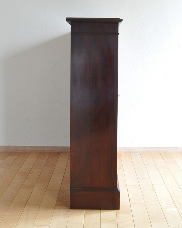 アンティークのキャビネット　アンティーク家具　シノワズリデザインのアンティーク家具、英国輸入のブックケース（本棚）。横から見てもピカピカです。(q-1061-f)