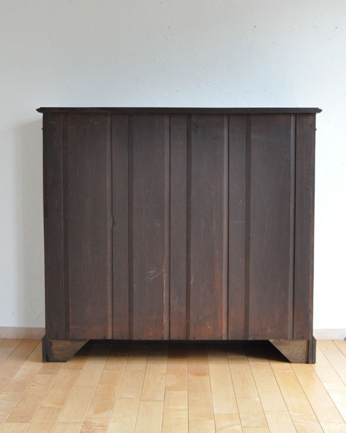 アンティークのキャビネット　アンティーク家具　シノワズリデザインのアンティーク家具、英国輸入のブックケース（本棚）。アンティークは新品ではないので、もちろん経年変化によるキズはありますが、専門の職人が目立たないようキレイにお直しをしているので、後姿までキレイです。(q-1061-f)