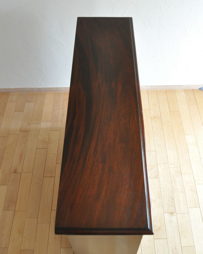 アンティークのキャビネット　アンティーク家具　シノワズリデザインのアンティーク家具、英国輸入のブックケース（本棚）。天板もピカピカにお直ししました。(q-1061-f)