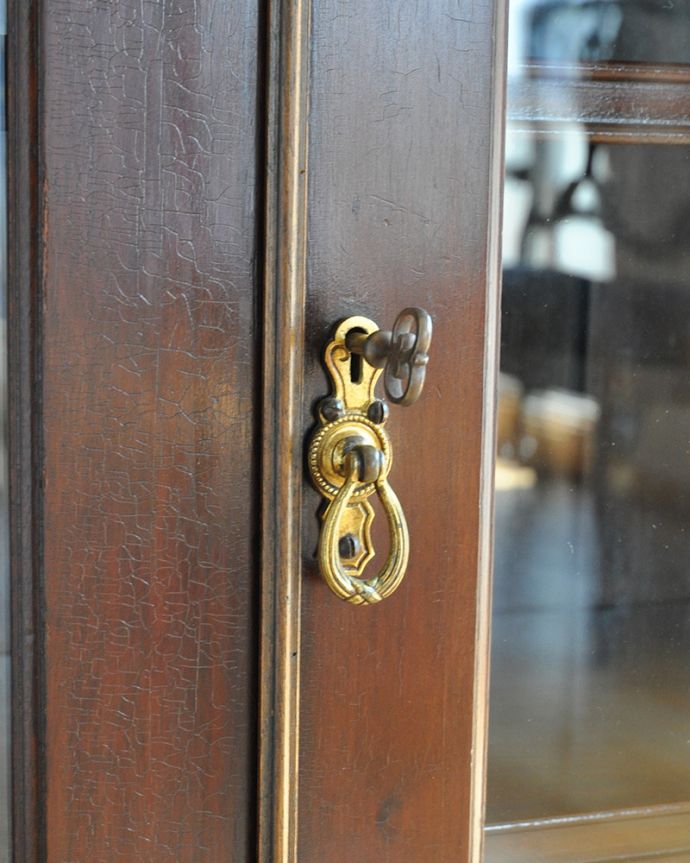 アンティークのキャビネット　アンティーク家具　シノワズリデザインのアンティーク家具、英国輸入のブックケース（本棚）。アンティークらしい取っ手をそっと開くたびにときめきます。(q-1061-f)