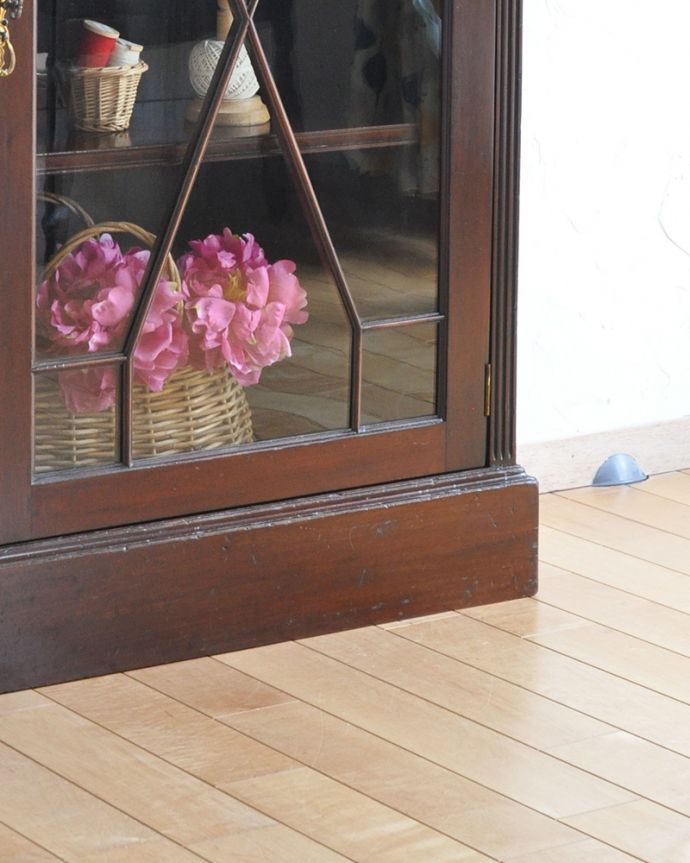 アンティークのキャビネット　アンティーク家具　シノワズリデザインのアンティーク家具、英国輸入のブックケース（本棚）。きちんと支えます。(q-1061-f)