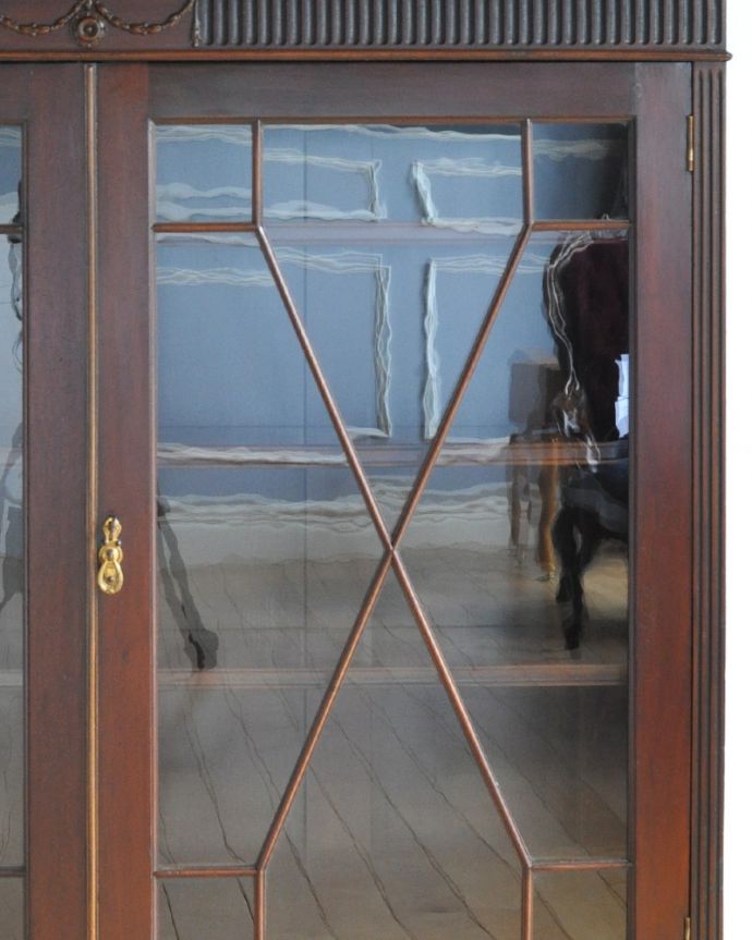 アンティークのキャビネット　アンティーク家具　シノワズリデザインのアンティーク家具、英国輸入のブックケース（本棚）。木の装飾が上品なアクセントになっています。(q-1061-f)