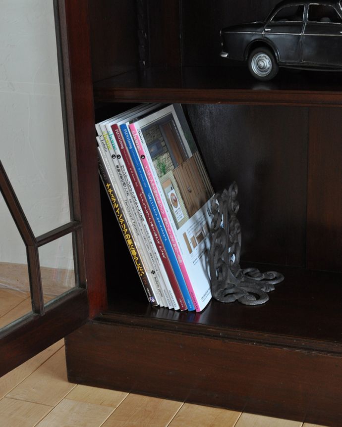 アンティークのキャビネット　アンティーク家具　シノワズリデザインのアンティーク家具、英国輸入のブックケース（本棚）。雑誌やA4サイズのファイルも収納できます。(q-1061-f)