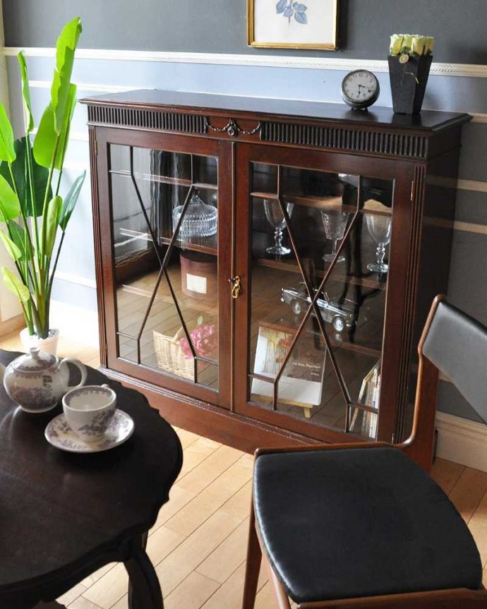 アンティークのキャビネット　アンティーク家具　シノワズリデザインのアンティーク家具、英国輸入のブックケース（本棚）。ダイニングでもリビングでも･･･このステキなキャビネットは、正直、場所を問わずどこに置いても似合う！ダイニングではカップボードとして、お気に入りの食器を飾りながら収納。(q-1061-f)