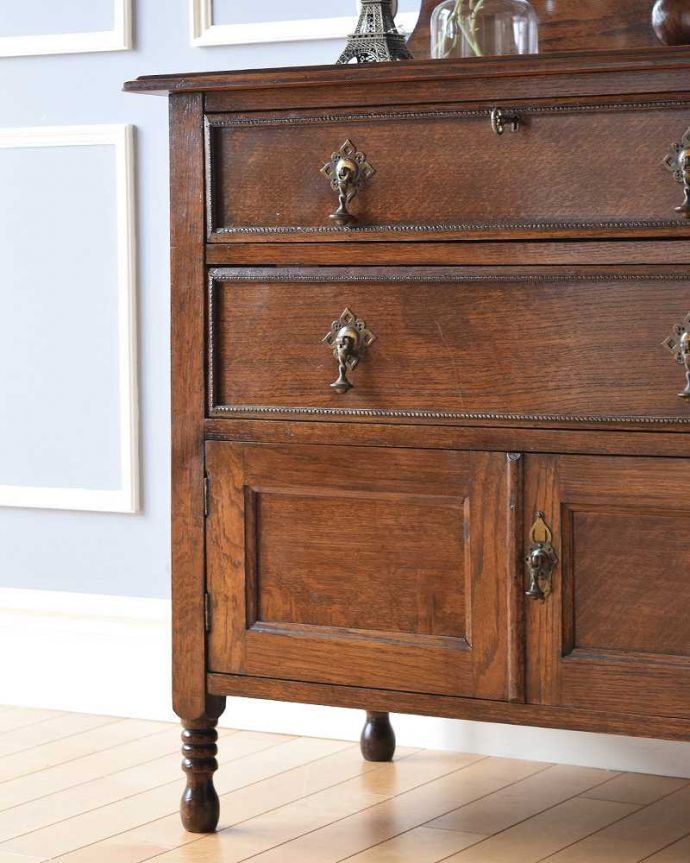 アンティークのチェスト アンティーク家具 英国輸入のアンティーク家具、電話台にもなるカップボードチェスト(食器棚)。小物をたくさん置けるので、鏡を置いてドレッサー風にして使ってもいいですね。(q-1062-f)