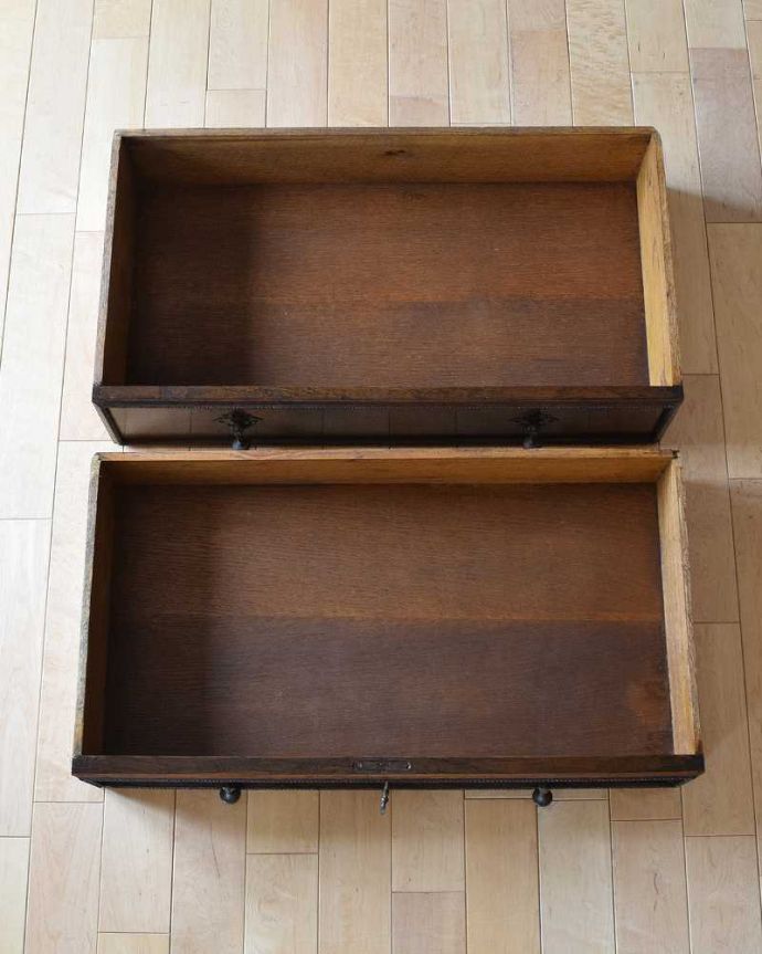 アンティークのチェスト アンティーク家具 英国輸入のアンティーク家具、電話台にもなるカップボードチェスト(食器棚)。引き出しは手前が1段目です。(q-1062-f)