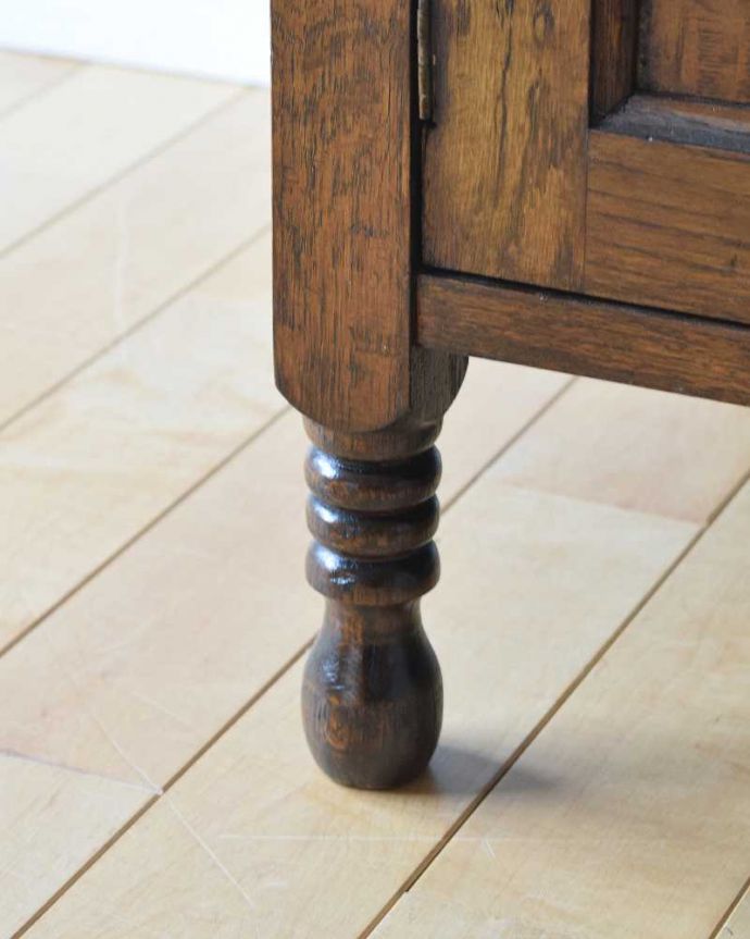 アンティークのチェスト アンティーク家具 英国輸入のアンティーク家具、電話台にもなるカップボードチェスト(食器棚)。安定感のある脚がしっかり支えます。(q-1062-f)