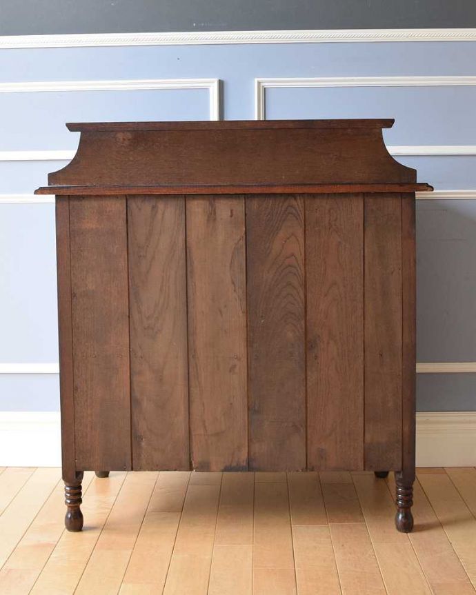 アンティークのチェスト アンティーク家具 英国輸入のアンティーク家具、電話台にもなるカップボードチェスト(食器棚)。アンティークは新品ではないので、もちろん経年変化によるキズはありますが、専門の職人が目立たないようキレイにお直しをしているので、後姿までキレイです。(q-1062-f)