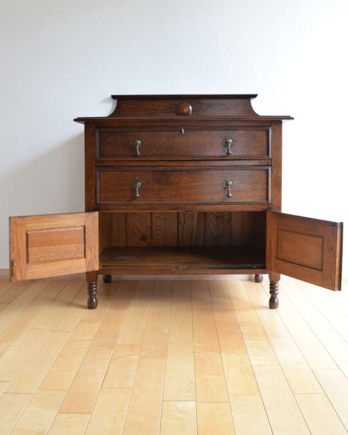 アンティークのチェスト アンティーク家具 英国輸入のアンティーク家具、電話台にもなるカップボードチェスト(食器棚)。扉の中にはDVDや本、漫画なども実用的に収納できます。(q-1062-f)