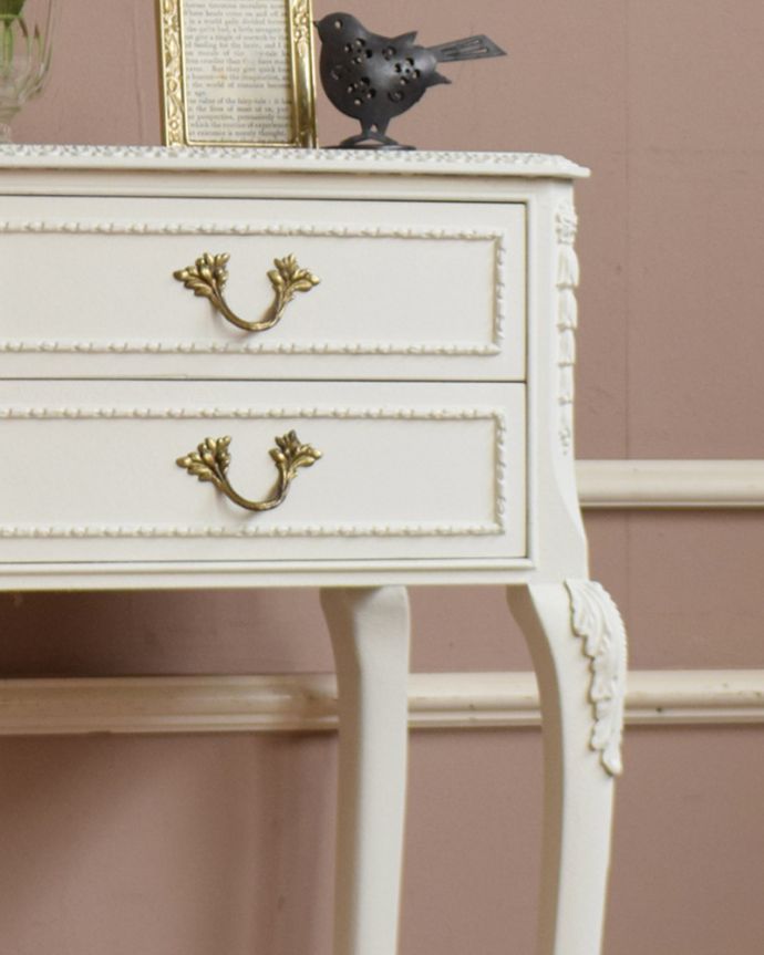 アンティークのチェスト　アンティーク家具　アンティーク　ベッドサイドチェスト（ホワイト）。ホワイトのペイントがフランスらしく、爽やかです。(q-1065-f)