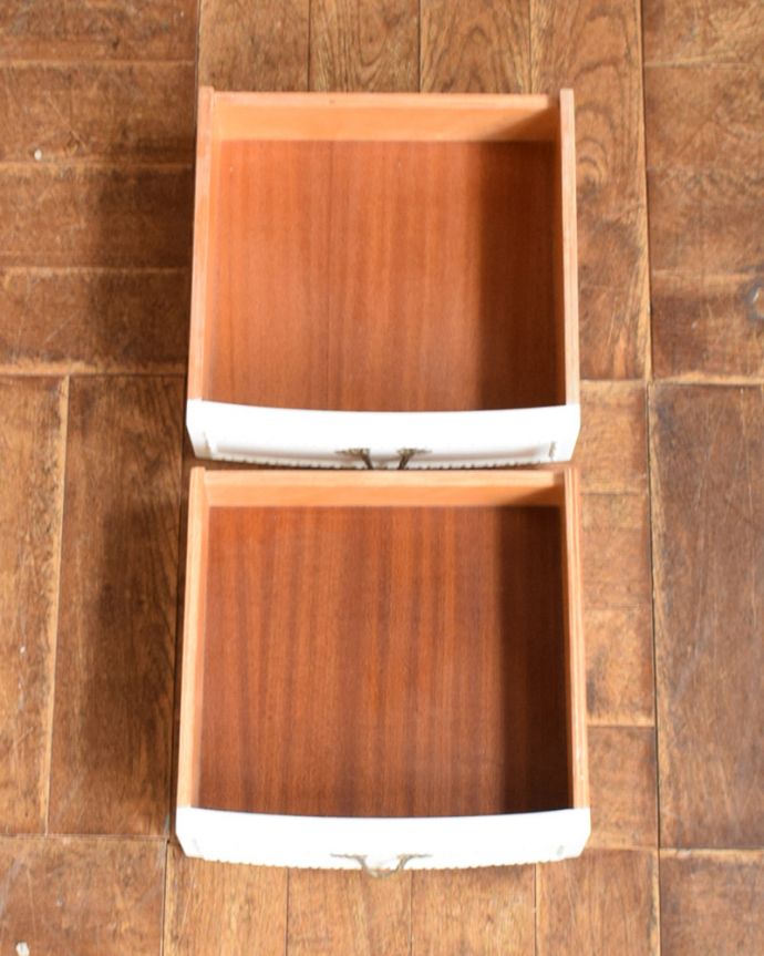 アンティークのチェスト　アンティーク家具　アンティーク　ベッドサイドチェスト（ホワイト）。引き出しは手前が1段目です。(q-1065-f)