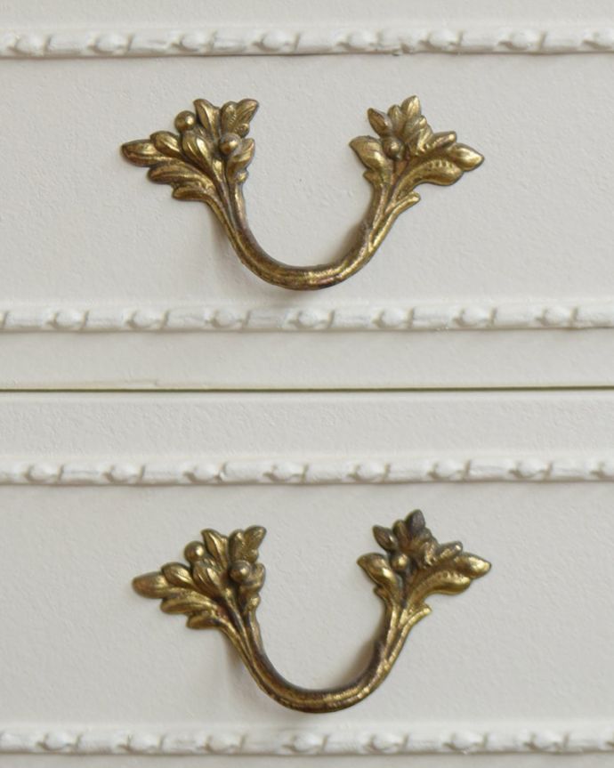 アンティークのチェスト　アンティーク家具　アンティーク　ベッドサイドチェスト（ホワイト）。引き出しの取っ手は蔦のような凝ったデザイン。(q-1065-f)