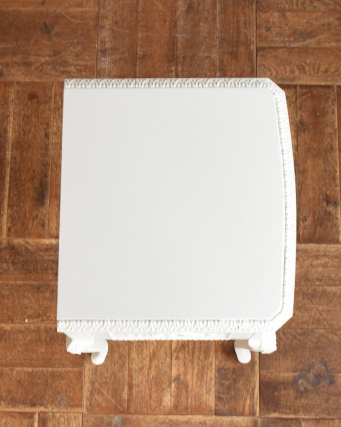 アンティークのチェスト　アンティーク家具　アンティーク　ベッドサイドチェスト（ホワイト）。天板ももちろんピカピカにお直ししています。(q-1065-f)