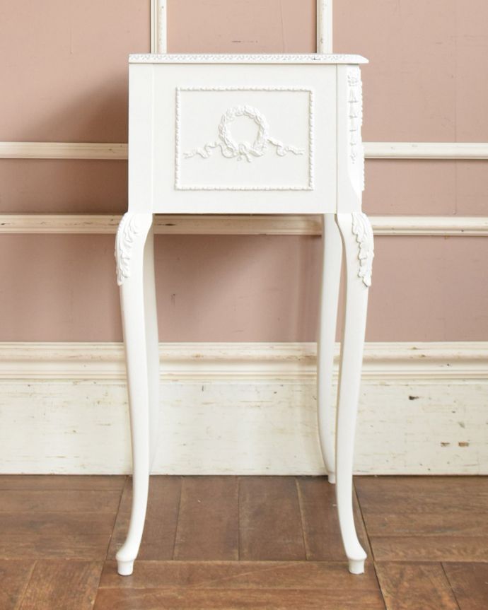 アンティークのチェスト　アンティーク家具　アンティーク　ベッドサイドチェスト（ホワイト）。サイドから見ても美しいデザイン。(q-1065-f)