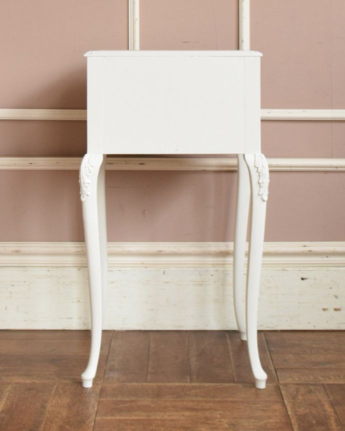 アンティークのチェスト　アンティーク家具　アンティーク　ベッドサイドチェスト（ホワイト）。アンティークは新品ではないので、もちろん経年変化によるキズはありますが、専門の職人が目立たないようキレイにお直しをしているので、後姿までキレイです。(q-1065-f)