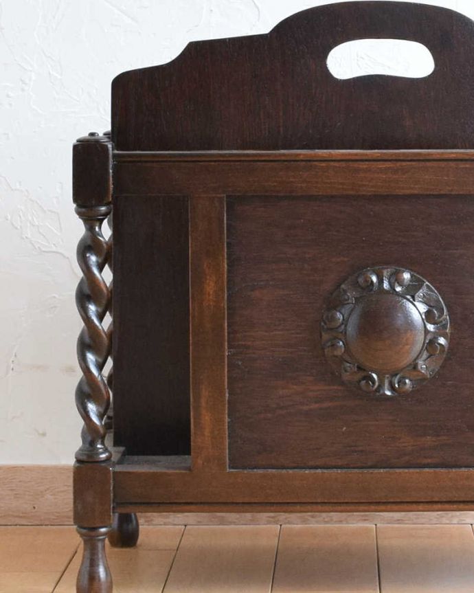 マガジンラック アンティーク家具 流れるようなツイスト脚が美しい、英国輸入のアンティークマガジンラック。このマガジンラックなら、新聞さえおしゃれに収納できますね。(q-1067-f)