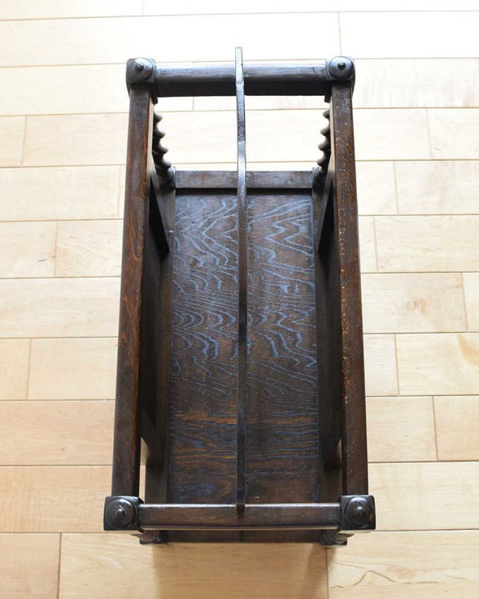 マガジンラック アンティーク家具 流れるようなツイスト脚が美しい、英国輸入のアンティークマガジンラック。アンティークは新品ではないので、経年変化によるキズはありますが、専門の職人によって目立たないようにキレイにお直しをしています。(q-1067-f)