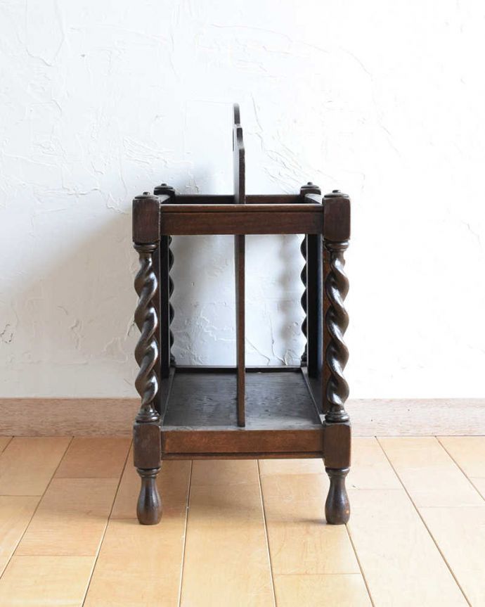 マガジンラック アンティーク家具 流れるようなツイスト脚が美しい、英国輸入のアンティークマガジンラック。どこに置いても素敵なデザインです。(q-1067-f)