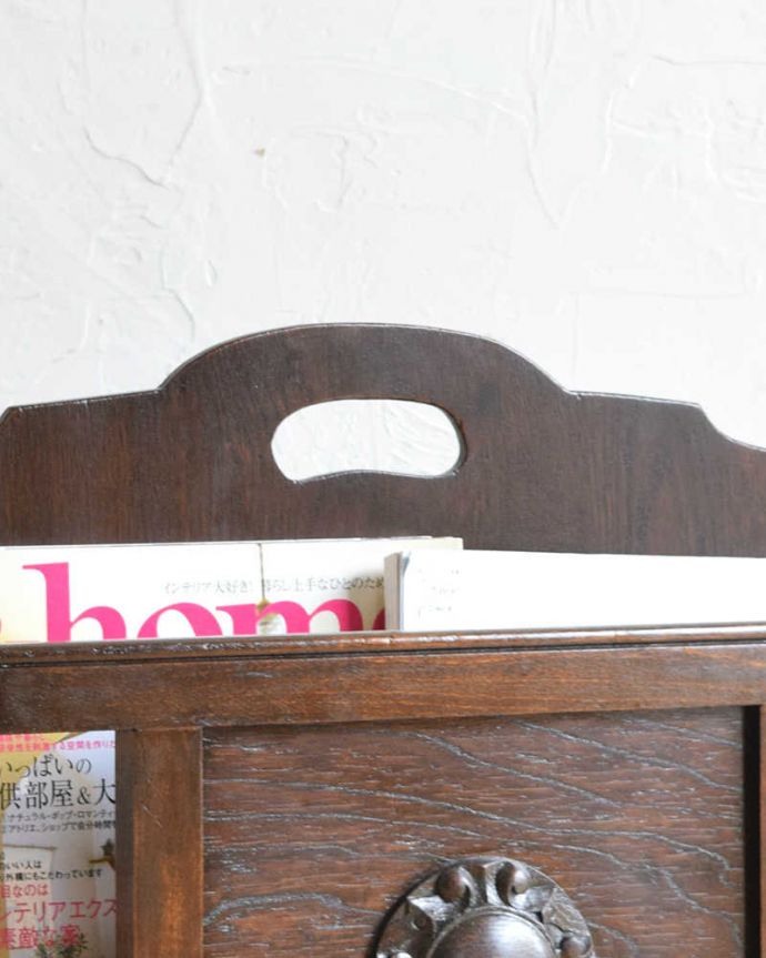 マガジンラック アンティーク家具 流れるようなツイスト脚が美しい、英国輸入のアンティークマガジンラック。バーにも装飾が付いています。(q-1067-f)