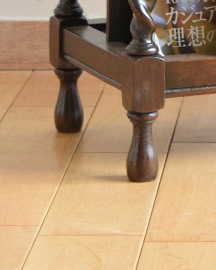 マガジンラック アンティーク家具 流れるようなツイスト脚が美しい、英国輸入のアンティークマガジンラック。メンテナンスしているので安心してお使いいただけます。(q-1067-f)