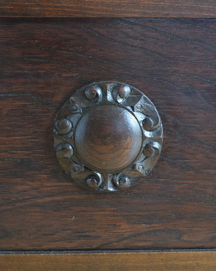 マガジンラック アンティーク家具 流れるようなツイスト脚が美しい、英国輸入のアンティークマガジンラック。ワンポイントになる装飾も素敵です。(q-1067-f)