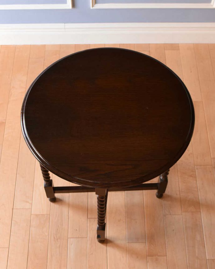 アンティークのテーブル　アンティーク家具　英国から届いためずらしい折り畳みテーブル、フォールディングテーブル。天板もキレイにお直しました！専門の職人が修復したので、天板の塗装もピッカピカです☆ご安心下さい。(q-1069-f)