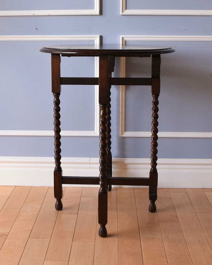 アンティークのテーブル　アンティーク家具　英国から届いためずらしい折り畳みテーブル、フォールディングテーブル。さらに回転！アンティークは新品ではないので、もちろん経年変化による小さなキズはありますが、専門の職人がキレイにお直しをしています。(q-1069-f)