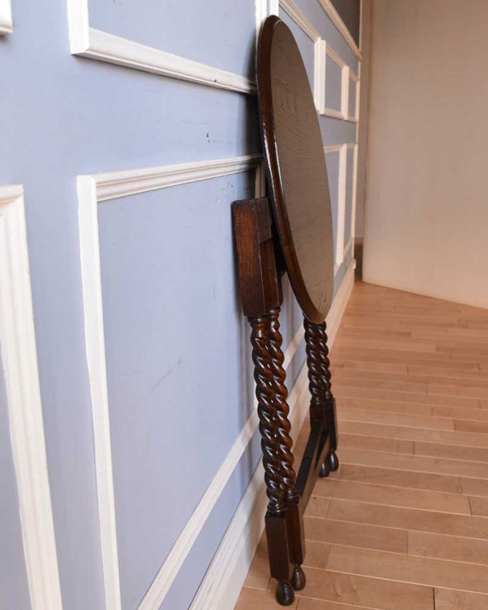 アンティークのテーブル　アンティーク家具　英国から届いためずらしい折り畳みテーブル、フォールディングテーブル。畳むとこんなにコンパクト使わないときは、畳んでしまえばこんなにコンパクト。(q-1069-f)