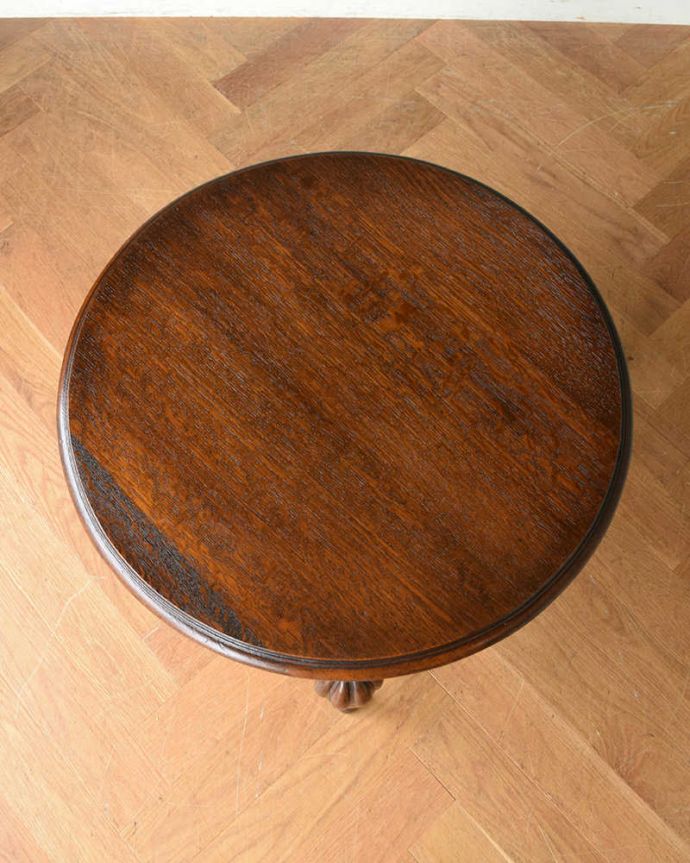 アンティークのテーブル　アンティーク家具　脚の飾りも美しい英国輸入のアンティーク家具、コンパクトなコーヒーテーブル。上から見るとこんな感じ。(q-1070-f)