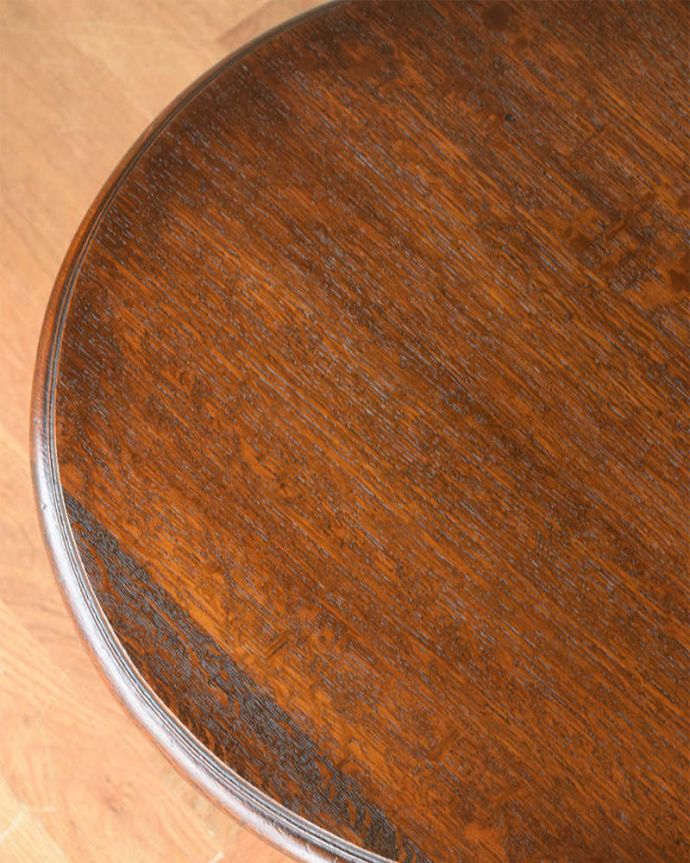 アンティークのテーブル　アンティーク家具　脚の飾りも美しい英国輸入のアンティーク家具、コンパクトなコーヒーテーブル。天板は職人さんがキレイにお直ししました。(q-1070-f)