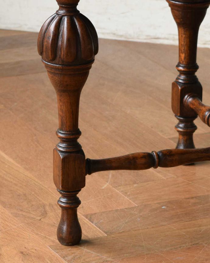 アンティークのテーブル　アンティーク家具　脚の飾りも美しい英国輸入のアンティーク家具、コンパクトなコーヒーテーブル。持ち上げなくても移動できます！Handleのアンティークは、脚の裏にフェルトキーパーをお付けしていますので、床を滑らせてれば移動が簡単です。(q-1070-f)