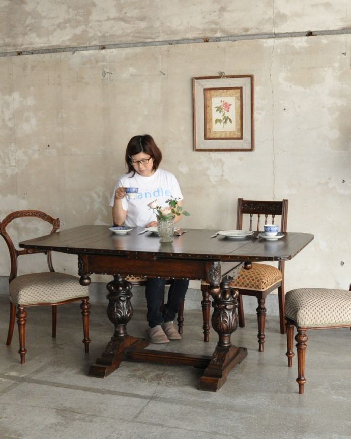 アンティークのテーブル　アンティーク家具　アンティーク英国輸入家具、お花の装飾が美しいドローリーフテーブル（伸張式テーブル） 。急な来客があっても、このテーブルがあれば安心！４〜６人で使えます。(q-1071-f)