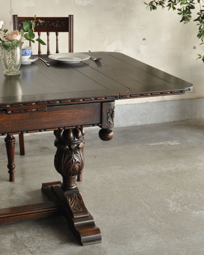 アンティークのテーブル　アンティーク家具　アンティーク英国輸入家具、お花の装飾が美しいドローリーフテーブル（伸張式テーブル） 。落ち着きのある色なので、和室でもお使いいただけますよ。(q-1071-f)