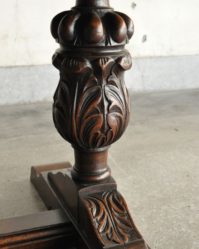 アンティークのテーブル　アンティーク家具　アンティーク英国輸入家具、お花の装飾が美しいドローリーフテーブル（伸張式テーブル） 。キチンとお直ししました。(q-1071-f)